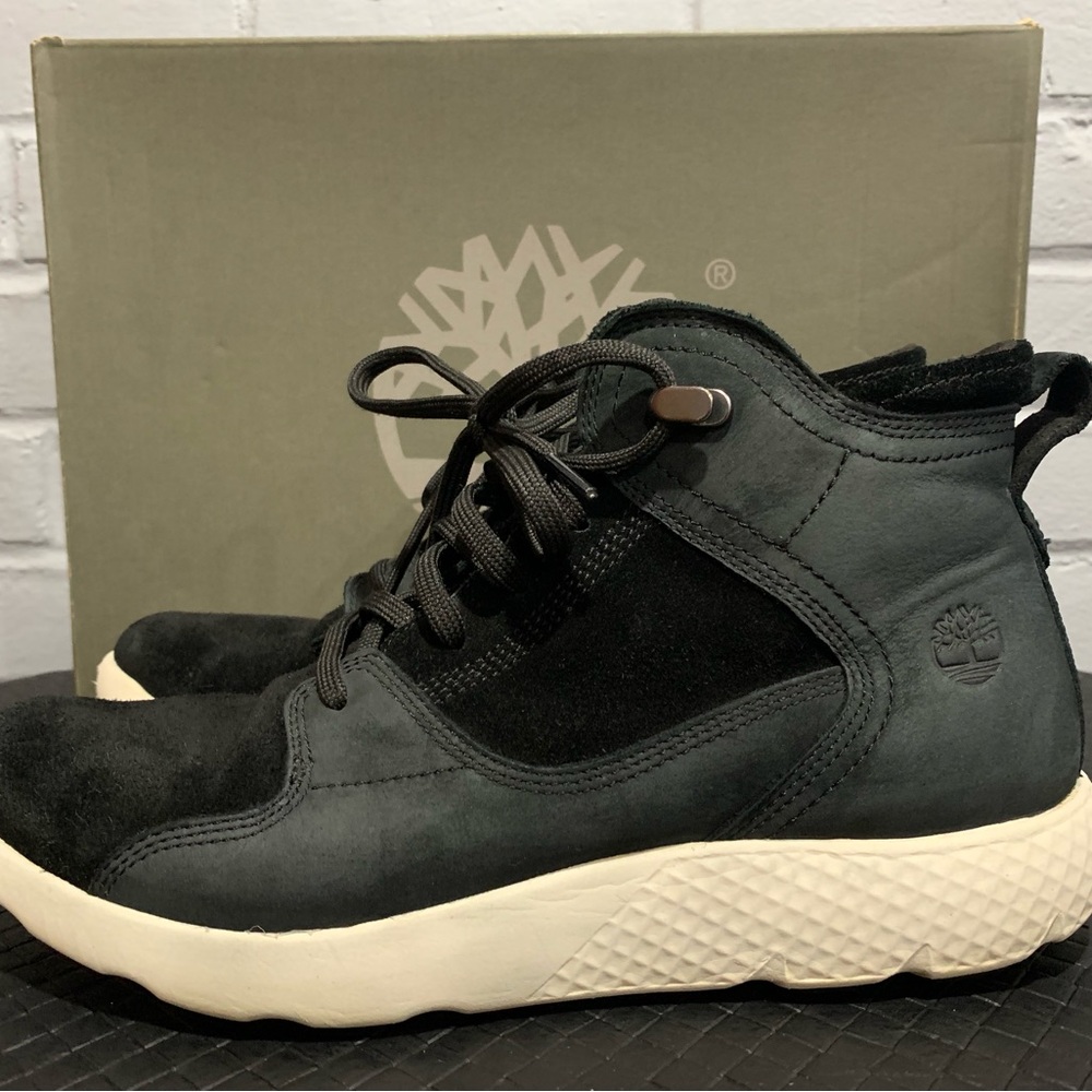 Timberland women’s size 9.5 Black Suede Chukka Boots with White Sole - Picture 4 of 10